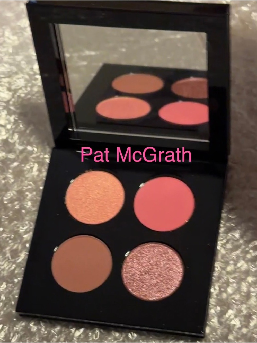 Pat McGrath Divine Rose quad eye-Shadow pallete, 
Rich pigment
Free 🎁 includes